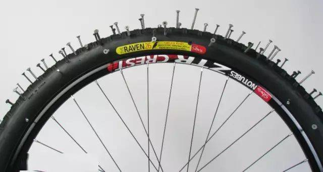 prepichnutá guma na bicykli